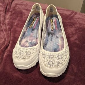 Skechers Shoes - 💌Skechers White Lace Slip On💌 Skechers Shoes - 💌Skechers White Lace Slip On💌
